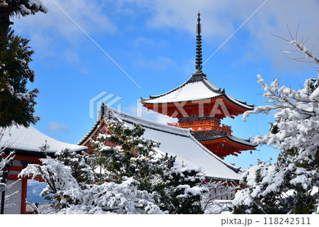 雪の積もった清水寺　三重塔 118242511