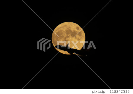 満月を横切る旅客機ボーイング737 118242533
