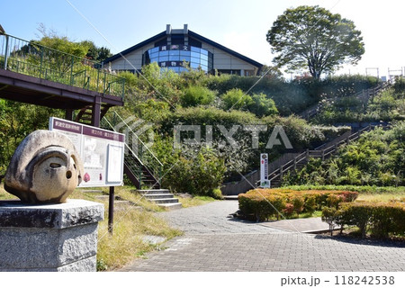 笛吹市 中央自動車道釈迦堂パーキングエリアの釈迦堂遺跡案内板と釈迦堂遺跡博物館 笛吹市 中央自動車道釈迦堂パーキングエリアの釈迦堂遺跡案内板と釈迦堂遺跡博物館 118242538