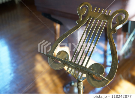 音符のデザインの楽譜台 118242877