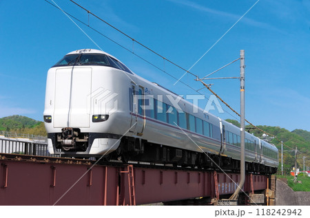 287系特急「まいづる」、青空の下で伊佐津川橋梁を渡る 118242942