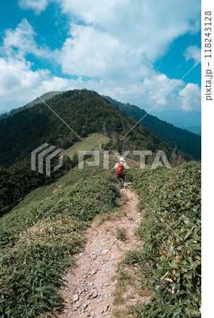 晴天の山頂を目指す登山者、自然とともに歩む 118243128