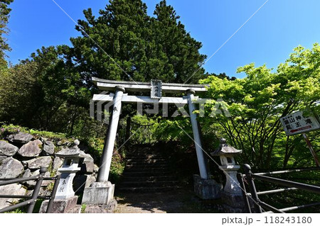 新緑の滝山神社 118243180