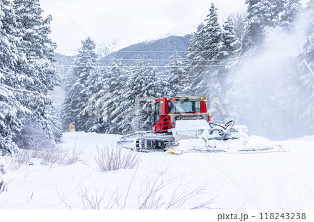 Snow groomer ratrack machine, ski slope Snow groomer ratrack machine, ski slope 118243238
