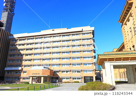 山梨県甲府市、山梨県庁舎本館と別館の風景 山梨県甲府市、山梨県庁舎本館と別館の風景 118243344