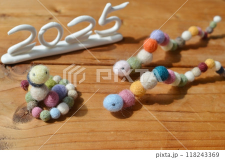 羊毛フェルトのボールで作ったへびの年賀素材 羊毛フェルトのボールで作ったへびの年賀素材 118243369