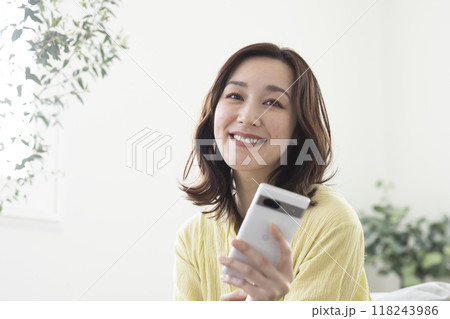 スマホを見る女性 118243986
