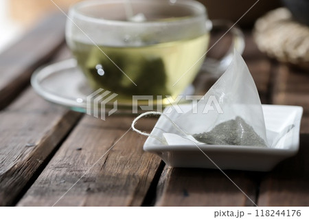 三角ティーバッグで淹れたホット緑茶 三角ティーバッグで淹れたホット緑茶 118244176