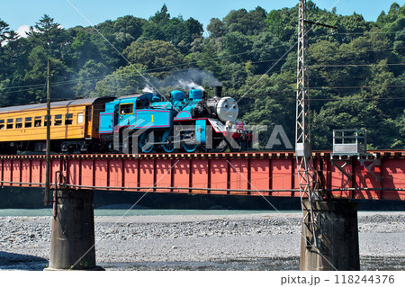 鉄橋を渡る蒸気機関車「機関車トーマス号」 118244376