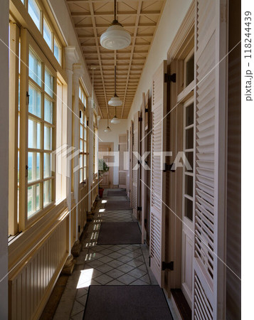 レトロな洋館の廊下 レトロな洋館の廊下 118244439