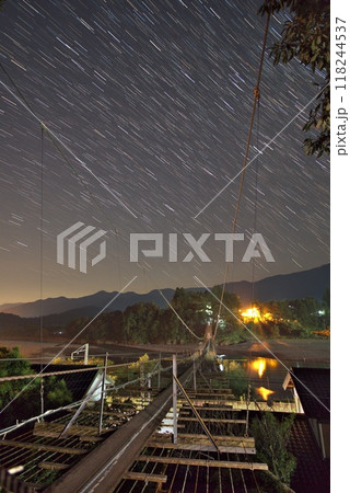 夜空に輝く天の川銀河に続く塩郷の吊橋 118244537