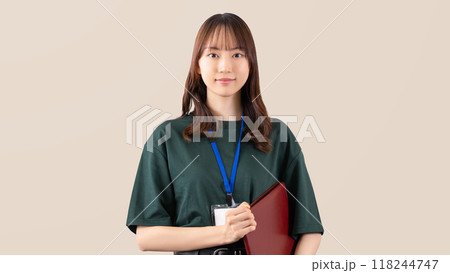 バインダーを持つ若いビジネスウーマン バインダーを持つ若いビジネスウーマン 118244747