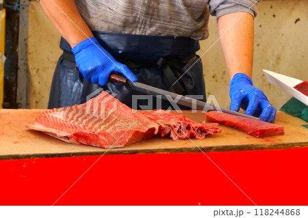 マグロ 切り分け さばく 調理人 那珂湊漁港 那珂湊港 那珂湊 市場 おさかな市場 マグロ 切り分け さばく 調理人 那珂湊漁港 那珂湊港 那珂湊 市場 おさかな市場 118244868