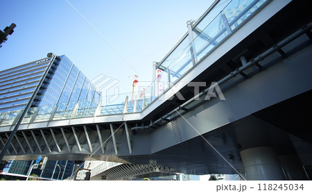 横浜みなとみらいの歩道橋とビルの建物 横浜みなとみらいの歩道橋とビルの建物 118245034