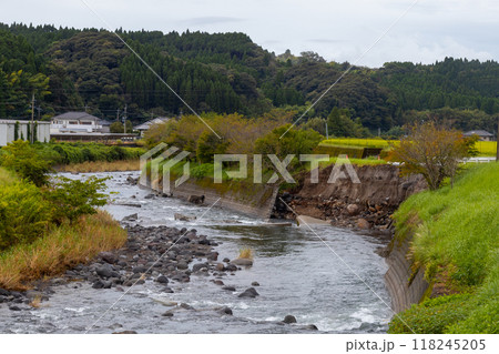 台風被害で崩落している川の岸壁　2024年の台風10号の被害を受けた鹿児島県霧島市の風景 118245205