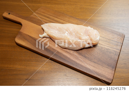 木製のカッティングボードの上の鶏むね肉 118245276