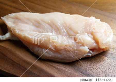 木製のカッティングボードの上の鶏むね肉 木製のカッティングボードの上の鶏むね肉 118245281