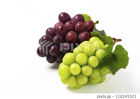 白バックのシャインマスカットと巨峰 118245321