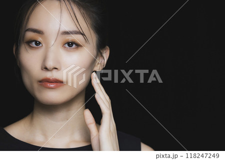 黒背景の女性 118247249