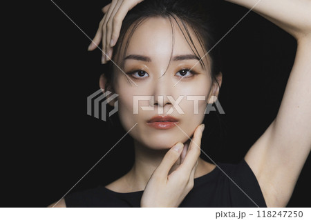 黒背景の女性 118247250