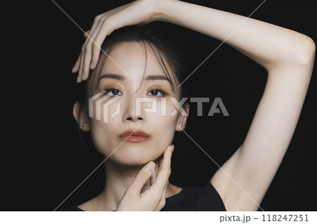 黒背景の女性 118247251