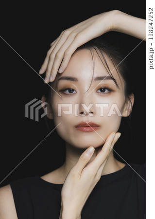 黒背景の女性 118247252