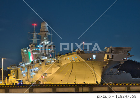イタリア海軍 航空母艦(軽空母)「カヴール (Cavour C550)」 夜艦 夜景 イタリア海軍 航空母艦(軽空母)「カヴール (Cavour C550)」 夜艦 夜景 118247359