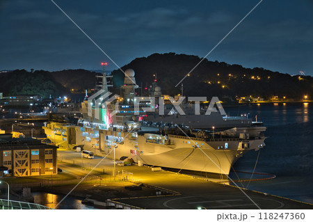 イタリア海軍 航空母艦（軽空母）「カヴール (Cavour C550)」 夜艦　夜景 118247360
