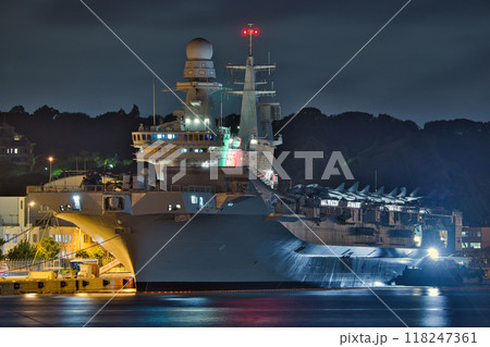 イタリア海軍 航空母艦（軽空母）「カヴール (Cavour C550)」 夜艦　夜景 118247361