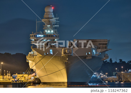 イタリア海軍 航空母艦（軽空母）「カヴール (Cavour C550)」 夜艦　夜景 118247362
