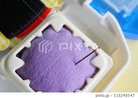 小学5年生の子供の家庭科で使う裁縫セットの中の縫い針とピンクッション。 小学5年生の子供の家庭科で使う裁縫セットの中の縫い針とピンクッション。 118248547