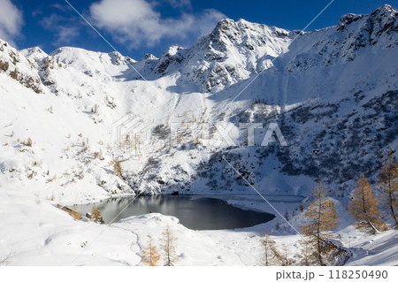 Beautiful small alpine lake in winter season landscape 118250490