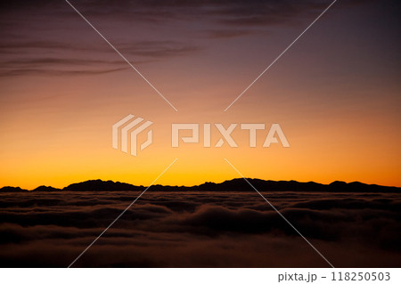 Spectacular sunset over a sea of clouds 118250503