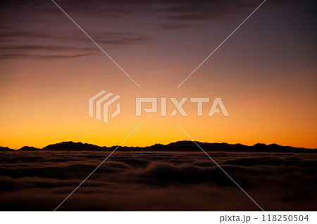 Spectacular sunset over a sea of clouds 118250504