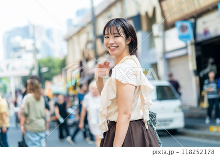 築地を 旅行する女性 観光地で写真を撮る女性 築地を 旅行する女性 観光地で写真を撮る女性 118252178