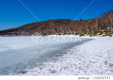 冬の赤城山の小沼 118252573