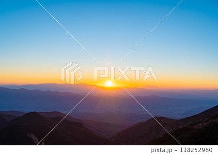 【夕焼け素材】秋の硫黄岳から見る夕焼け・日の入り【長野県】 118252980