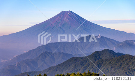 （山梨県）雁ヶ腹摺山より望む富士山の絶景 118253132