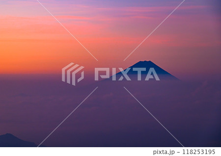 金峰山より望む朝焼けの富士山と大雲海 118253195