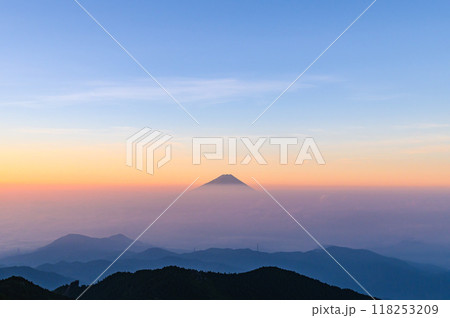 金峰山より望む朝焼けの富士山と大雲海 118253209