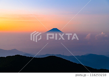 金峰山より望む朝焼けの富士山と大雲海 118253210