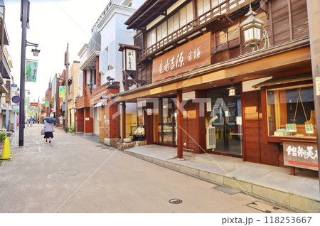 朝の鎌倉小町通り 118253667