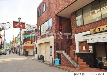 朝の鎌倉小町通り 118253681