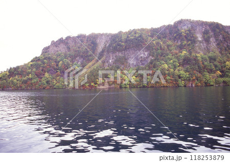秋の十和田湖の水上からの風景 118253879