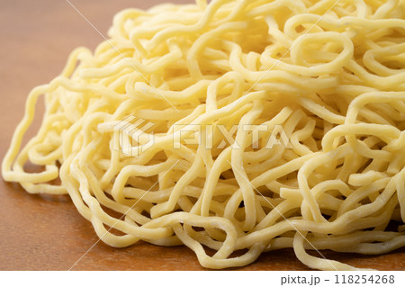 生の中太ちぢれ麺のクローズアップ 生の中太ちぢれ麺のクローズアップ 118254268