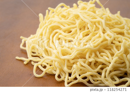 生の中太ちぢれ麺のクローズアップ 生の中太ちぢれ麺のクローズアップ 118254271