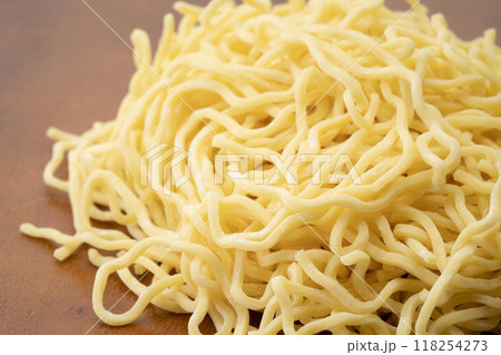 生の中太ちぢれ麺のクローズアップ 生の中太ちぢれ麺のクローズアップ 118254273