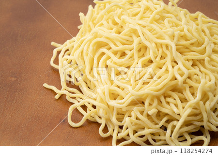 生の中太ちぢれ麺のクローズアップ 生の中太ちぢれ麺のクローズアップ 118254274
