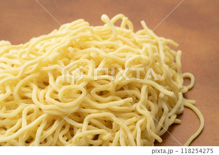 生の中太ちぢれ麺のクローズアップ 生の中太ちぢれ麺のクローズアップ 118254275