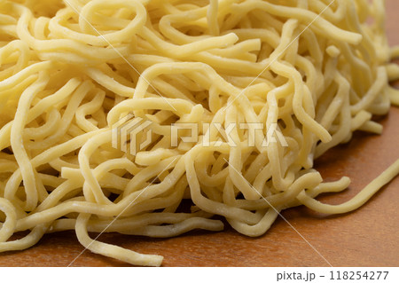 生の中太ちぢれ麺のクローズアップ 生の中太ちぢれ麺のクローズアップ 118254277